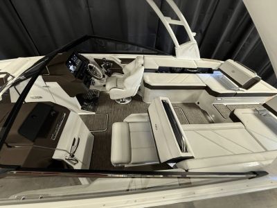 2025 Cobalt R6 Outboard — photo 10 view