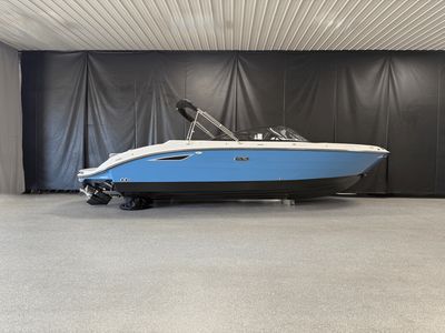 2025 Sea Ray 250 SDX — front three-quarter view