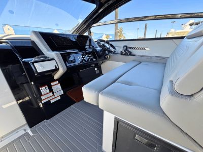 2025 Cruisers Yachts 42 GLS Outboard - Photo 15