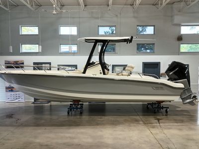 2026 Boston Whaler 250 Dauntless — front three-quarter view