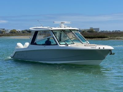 2026 Boston Whaler 330 Vantage — front three-quarter view