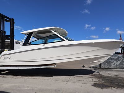 2026 Boston Whaler 330 Vantage — front three-quarter view