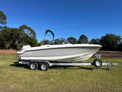 2025 Boston Whaler 210 Vantage — front three-quarter view