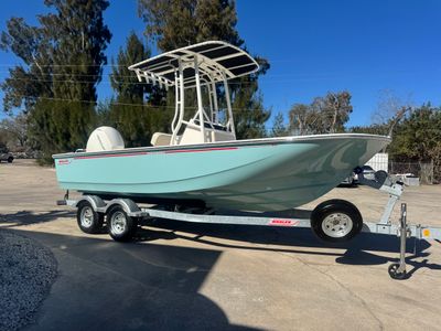 2026 Boston Whaler 190 Montauk — front three-quarter view