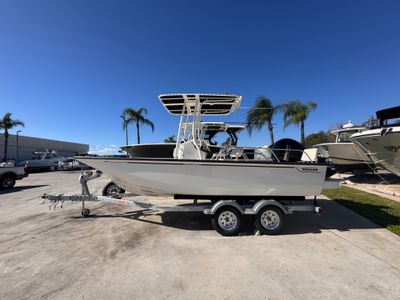 2026 Boston Whaler 190 Montauk — front three-quarter view
