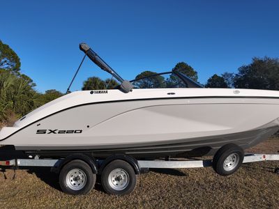 2025 Yamaha SX220 — front three-quarter view