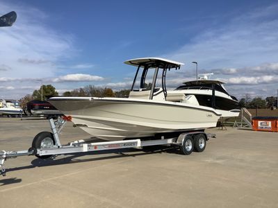 2026 Boston Whaler 220 Dauntless — front three-quarter view