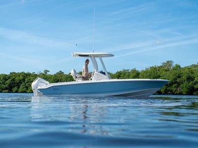 2026 Boston Whaler 220 Dauntless — front three-quarter view
