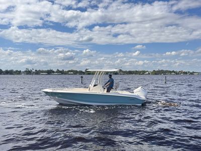 2026 Boston Whaler 220 Dauntless — front three-quarter view