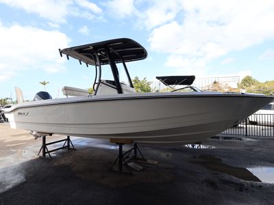 2026 Boston Whaler 220 Dauntless — front three-quarter view