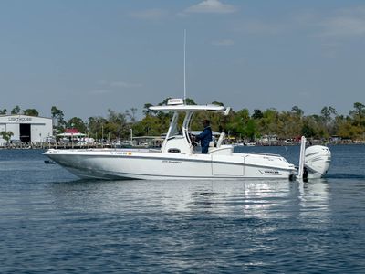 2019 Boston Whaler 270 Dauntless — front three-quarter view