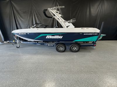 2021 Malibu 21 VLX — front three-quarter view