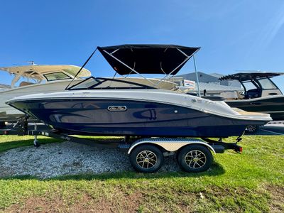 2025 Sea Ray SPX 190 — front three-quarter view