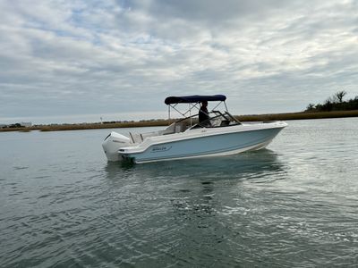 2026 Boston Whaler 210 Vantage — front three-quarter view