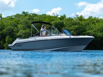 2026 Boston Whaler 210 Vantage — front three-quarter view
