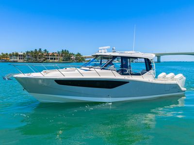 2026 Boston Whaler 405 Conquest — front three-quarter view