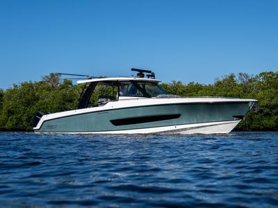 2026 Boston Whaler 420 Outrage — front three-quarter view