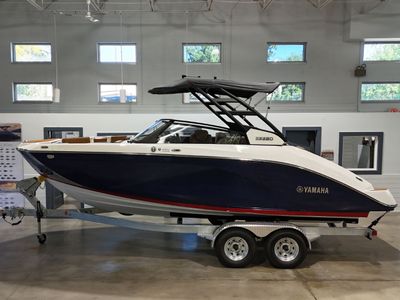 2026 Yamaha 222SD — front three-quarter view