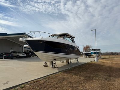 2026 Sea Ray Sundancer 320 — front three-quarter view