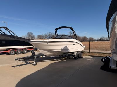 2026 Sea Ray SPX 210 — front three-quarter view