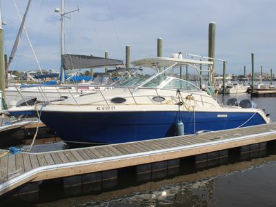 2004 Wellcraft 290 COASTAL — front three-quarter view