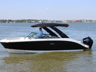 2026 Sea Ray SDX 250 Outboard — front three-quarter view
