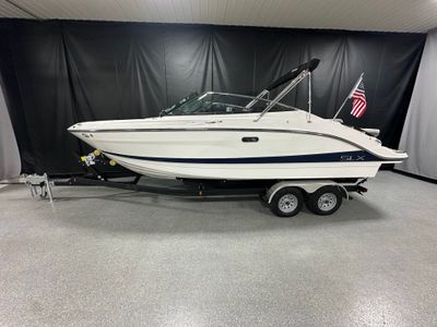 2026 Sea Ray SLX 260 — front three-quarter view