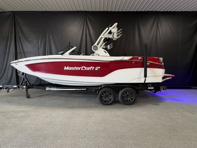 2026 Mastercraft XT22 — front three-quarter view