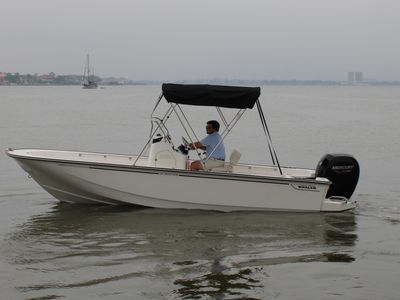 2026 Boston Whaler 190 Montauk — front three-quarter view