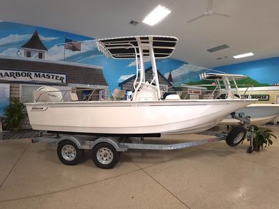 2026 Boston Whaler 190 Montauk — front three-quarter view