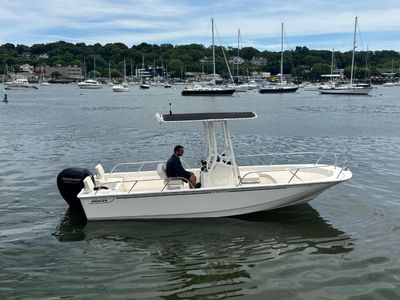 2026 Boston Whaler 190 Montauk — front three-quarter view