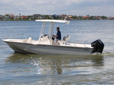 2026 Boston Whaler 210 Montauk — front three-quarter view