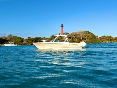 2026 Boston Whaler 280 Vantage — front three-quarter view