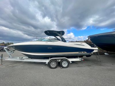 2014 Sea Ray 250 SLX — front three-quarter view
