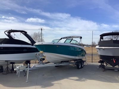 2026 Sea Ray SDX 230 — front three-quarter view