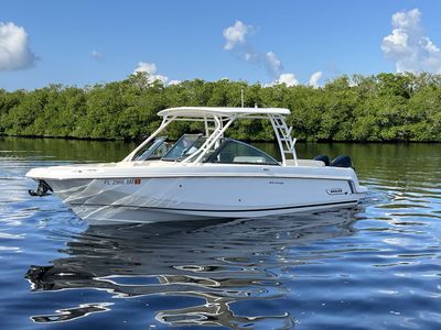 2019 Boston Whaler 270 VANTAGE — front three-quarter view