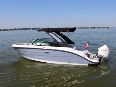 2026 Sea Ray SDX 230 Outboard — front three-quarter view