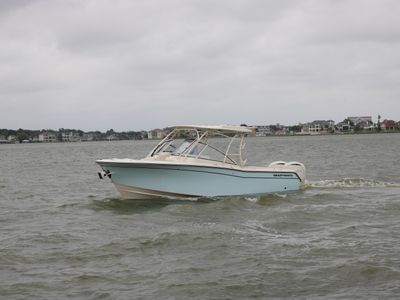 2026 Grady-White Freedom 275 — front three-quarter view
