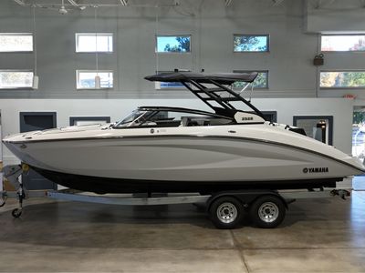 2026 Yamaha 252S — front three-quarter view