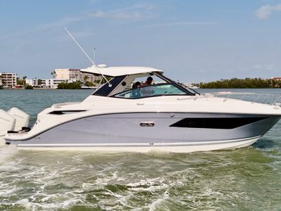 2026 Sea Ray Sundancer 320 Outboard — front three-quarter view