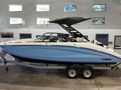 2026 Yamaha 252SE — front three-quarter view