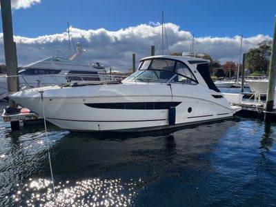 2018 Sea Ray 350 SUNDANCER — front three-quarter view