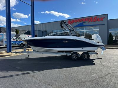 2026 Sea Ray SPX 210 Outboard — front three-quarter view