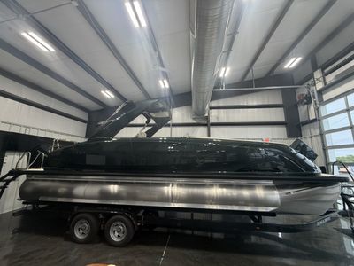 2026 Harris 250 Crowne — front three-quarter view