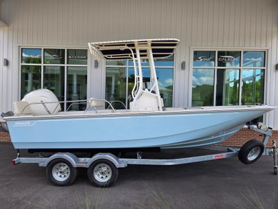 2026 Boston Whaler 190 Montauk — front three-quarter view