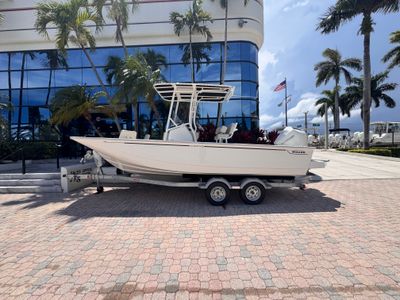 2026 Boston Whaler 210 Montauk — front three-quarter view