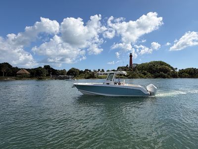 2026 Boston Whaler 280 Outrage — front three-quarter view
