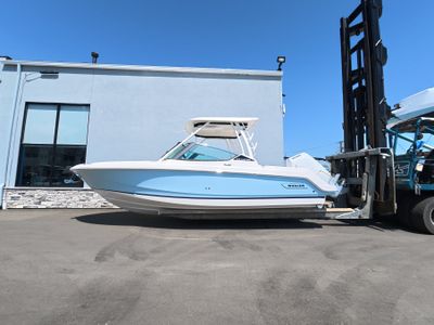2026 Boston Whaler 240 Vantage — front three-quarter view