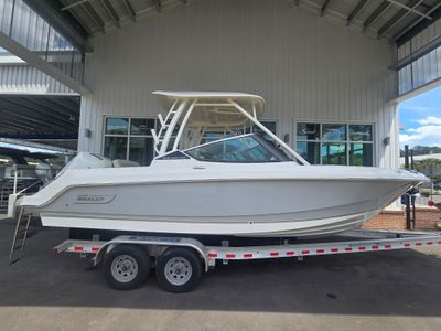2026 Boston Whaler 240 Vantage — front three-quarter view