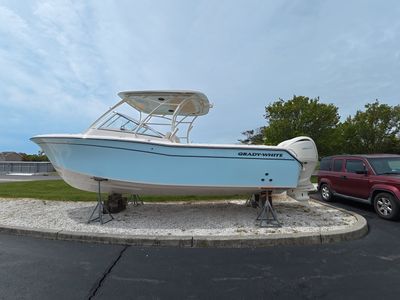 2026 Grady-White Freedom 275 — front three-quarter view